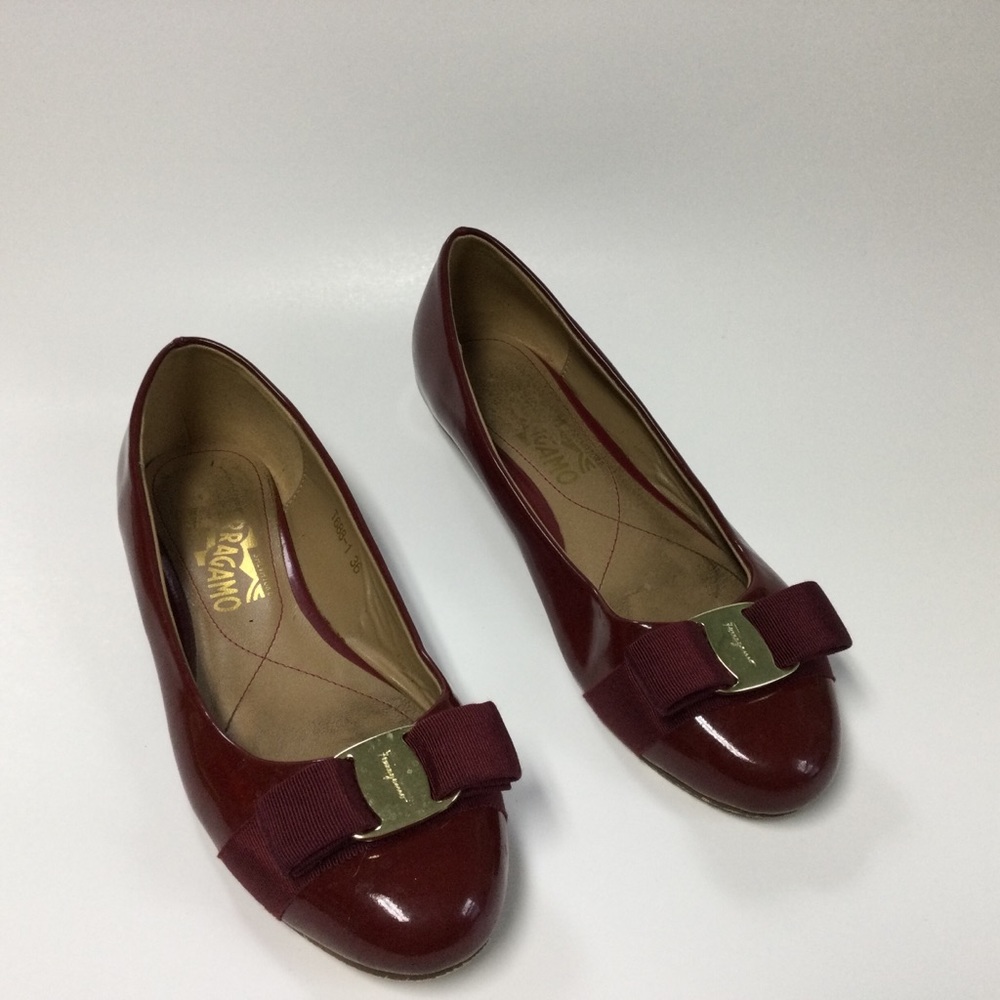 SALVATORE FERRAGAMO Women Wine Patent Varina Flats Used Great Cond Size 6 / 36